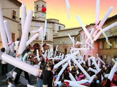 Spettacolo di tetaro di strada e animazione Parata white