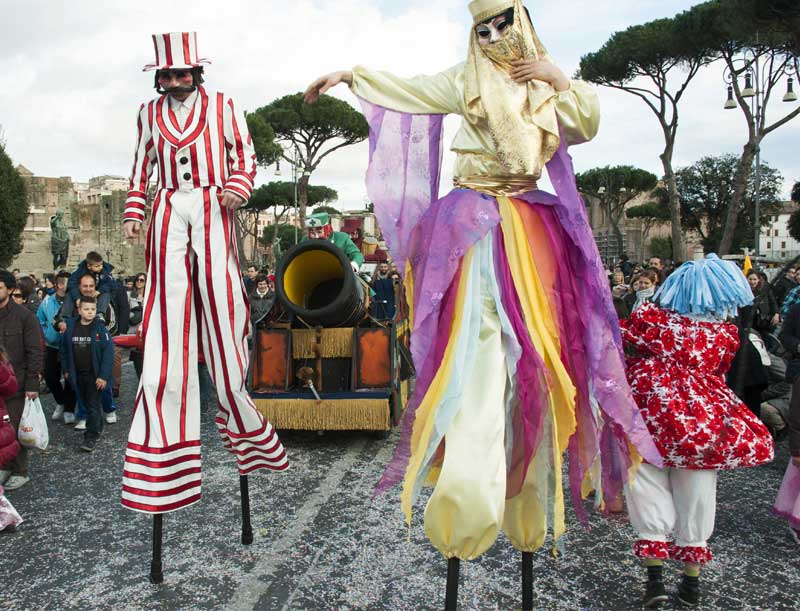 teatro di strada Circondati da sospetti circensi